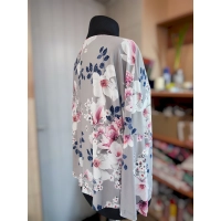 Popielata bluzka z rękawem 3/4 kimono - białe magnolie